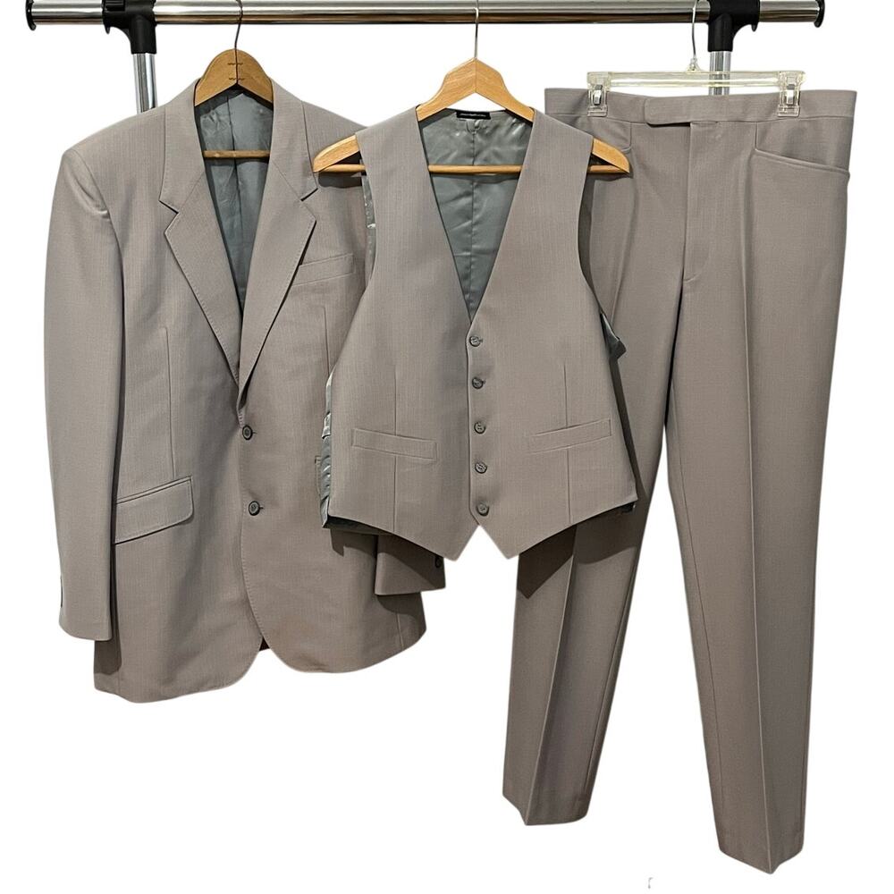 Vintage 1970s Ernesto Bellini Gray Polyester 3 Piece Suit 42L Pants 35x32.25”